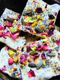 Cuadrados de chocolate blanco con pétalos de rosa y cardamomo