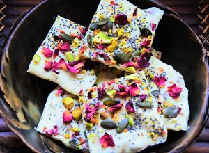 Foto principal de Cuadrados de chocolate blanco con pétalos de rosa y cardamomo