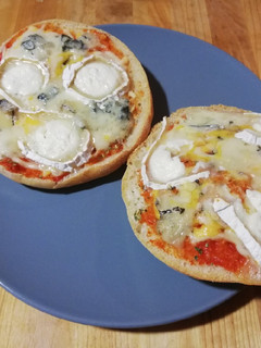 Una foto de Pizza 4 quesos en mollete de Antequera