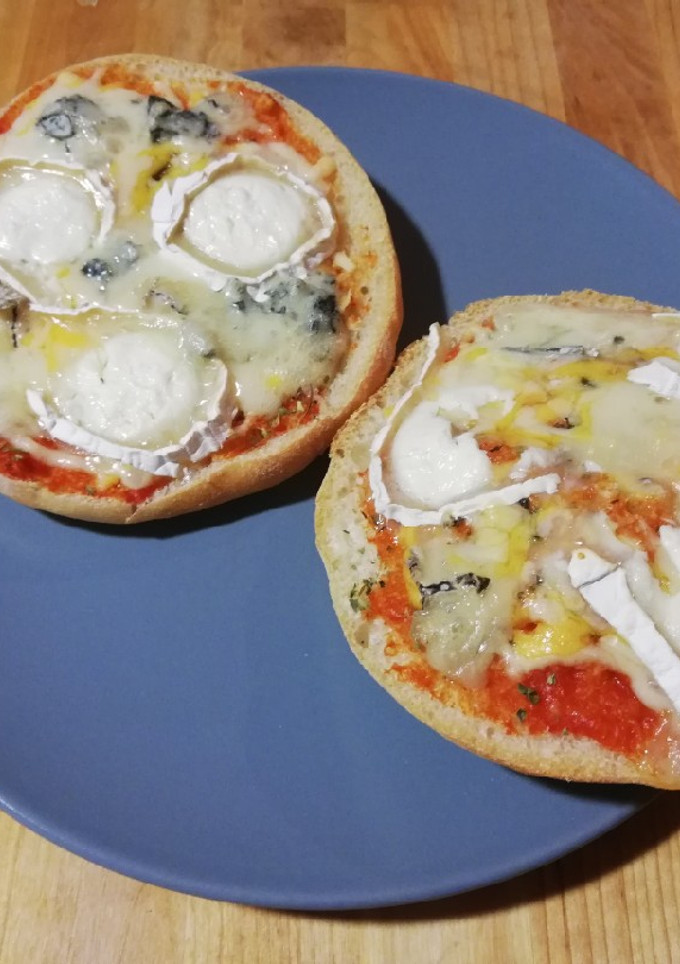 Una foto de Pizza 4 quesos en mollete de Antequera