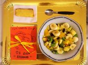 Una foto de ensalada de frutas para niños