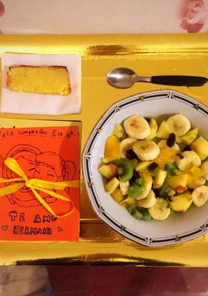 Una foto de Desayuno sorpresa saludable: budín de limón y ensalada de frutas