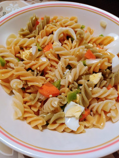Una foto de Ensalada de pasta tricolor 🌿🥚