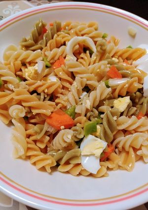 Una foto de Ensalada de pasta tricolor 🌿🥚