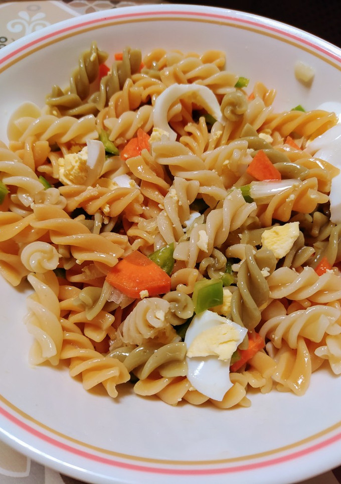 Una foto de Ensalada de pasta tricolor 🌿🥚