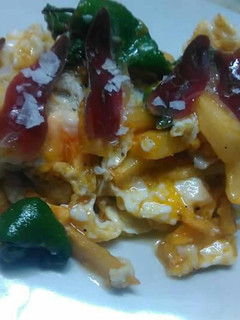 Una foto de Huevos estrellados con jamón de pato y mi cuit de foie