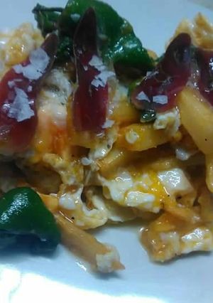 Una foto de Huevos estrellados con jamón de pato y mi cuit de foie
