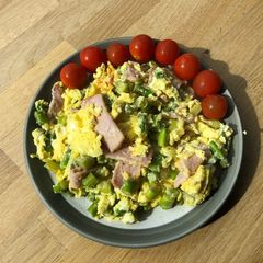 A picture of Quick asparagus, bacon & feta scramble.