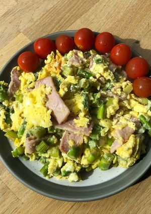 A picture of Quick asparagus, bacon & feta scramble.