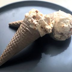 A picture of Vanilla Ice Cream with caramel cookies.