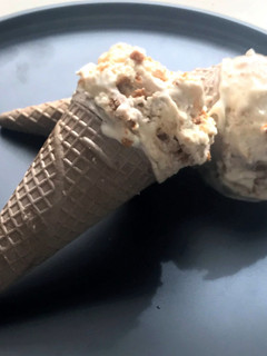 A picture of Vanilla Ice Cream with caramel cookies.