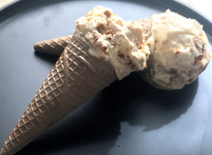 A picture of Vanilla Ice Cream with caramel cookies.