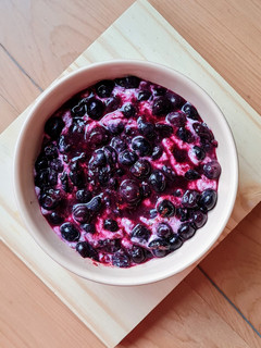 Una foto de Smoothie bowl de arándanos 🫐 Yogur natural de leche pastoril con arándanos, chía y coco 🥥
