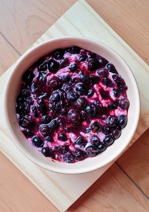 Una foto de Smoothie bowl de arándanos 🫐 Yogur natural de leche pastoril con arándanos, chía y coco 🥥
