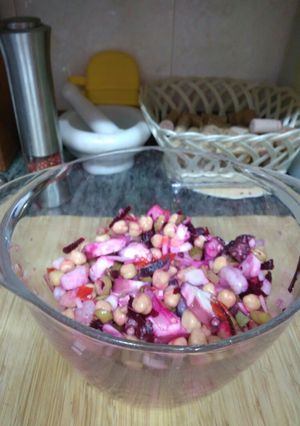 Una foto de Ensalada de garbanzos con pulpo