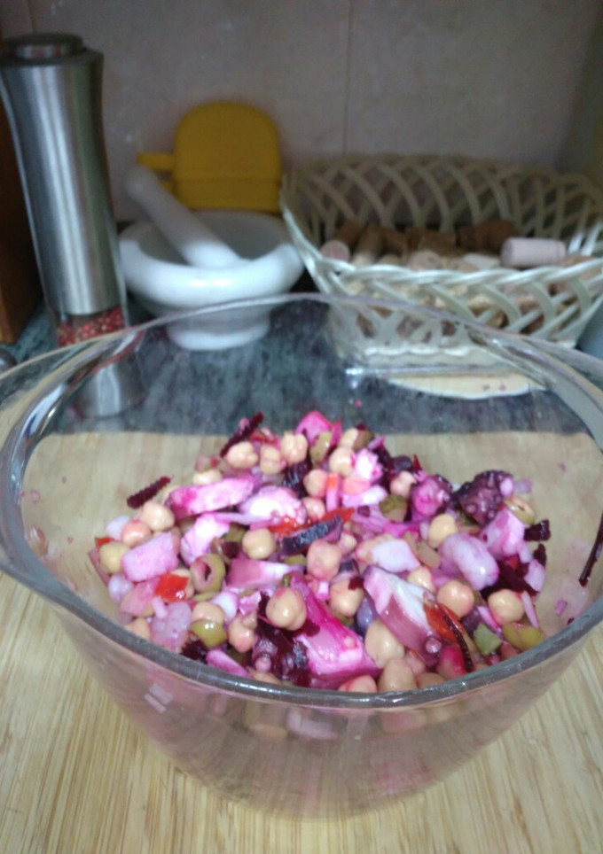 Una foto de Ensalada de garbanzos con pulpo
