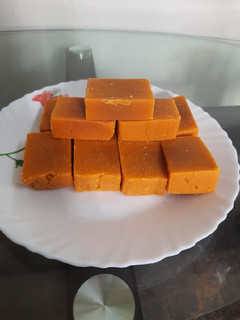 கேரட் மைசூர்பா (Carrot mysore pak recipe in tamil) செய்முறை முக்கிய புகைப்படம்