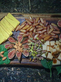 Una foto de Tabla de queso de cabra, mostaza y miel, piñones e higos