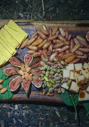 Una foto de Tabla de queso de cabra, mostaza y miel, piñones e higos