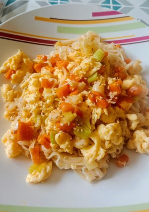 Una foto de Fideos de arroz con gambas