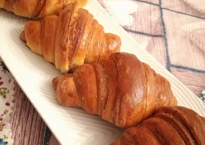 Cornetti di pasta brioche con impasto bicolore