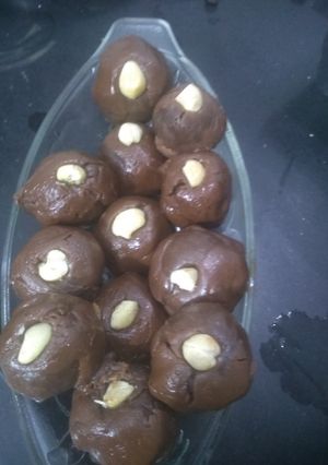 ચોકલેટ લાડુ(Chocolate ladoo Recipe in Gujarati) રેસીપી મુખ્ય ફોટો