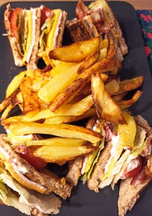 Φωτογραφία της συνταγής Club Sandwich με σπιτικές φουρνιστές πατάτες.
