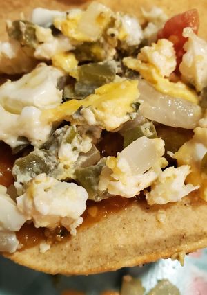 Una foto de Tostadas de nopales con huevo