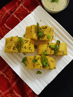 સ્પોનજી નાયલોન ખમણ રેસીપી મુખ્ય ફોટો