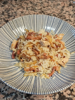 Una foto de Arroz frito con pollo y bacon