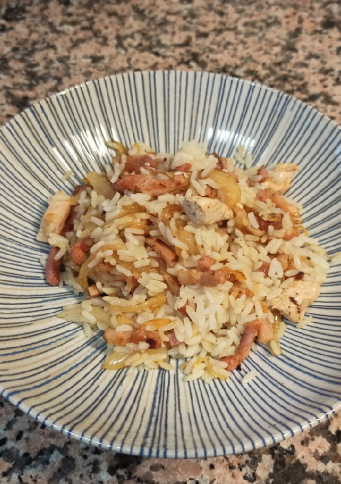 Una foto de Arroz frito con pollo y bacon