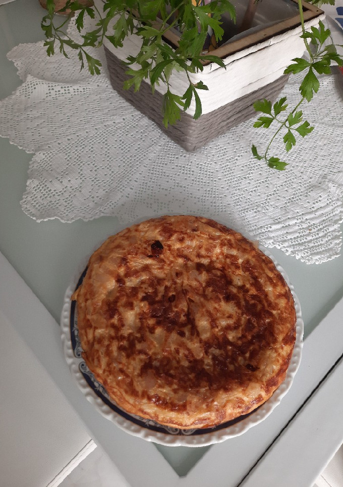 Una foto de Tortilla de cebolla morada