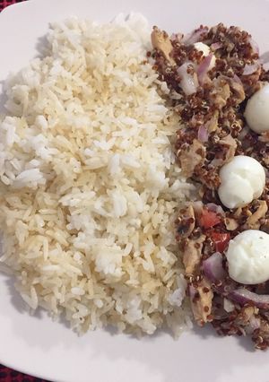 Una foto de Atún con quinoa roja