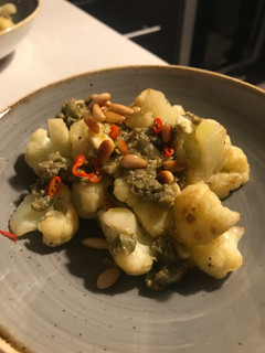 Una foto de Coliflor con salsa de tápenas
