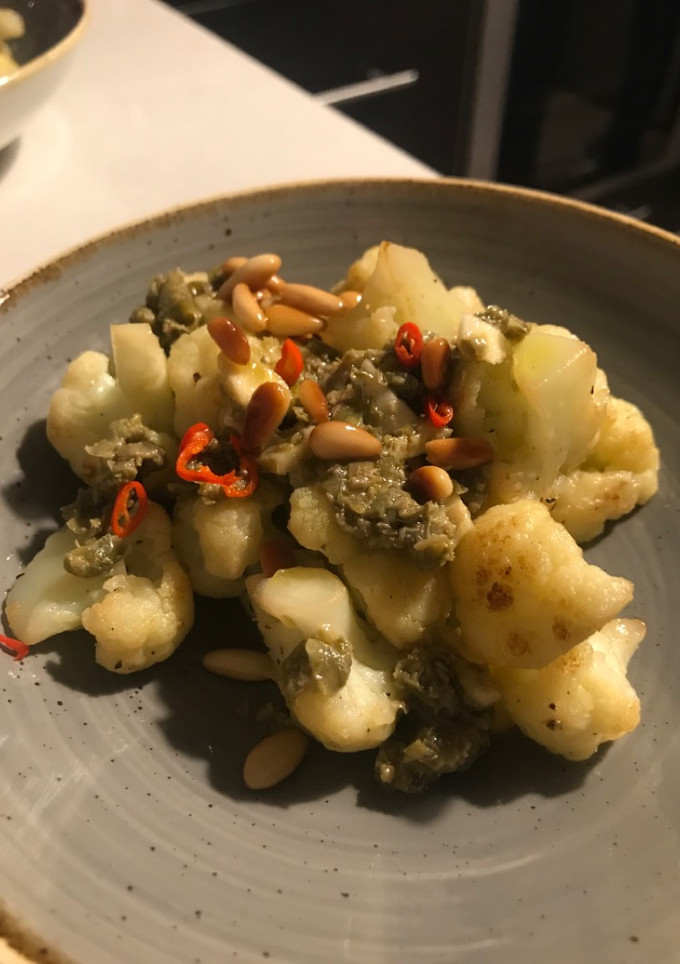 Una foto de Coliflor con salsa de tápenas