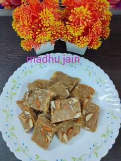 दादी मां स्टाइल गेहूं आटे की बर्फी(dadi ma style genhu aate ki barfi recipe in hindi) रेसिपी मुख्य फोटो