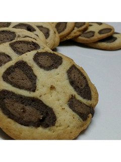A picture of Leopard print malai cookies.