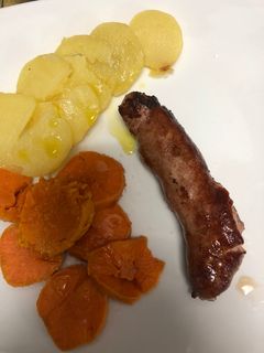 Una foto de Boniatos y patatas al horno con longaniza