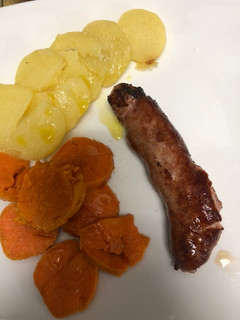 Una foto de Boniatos y patatas al horno con longaniza
