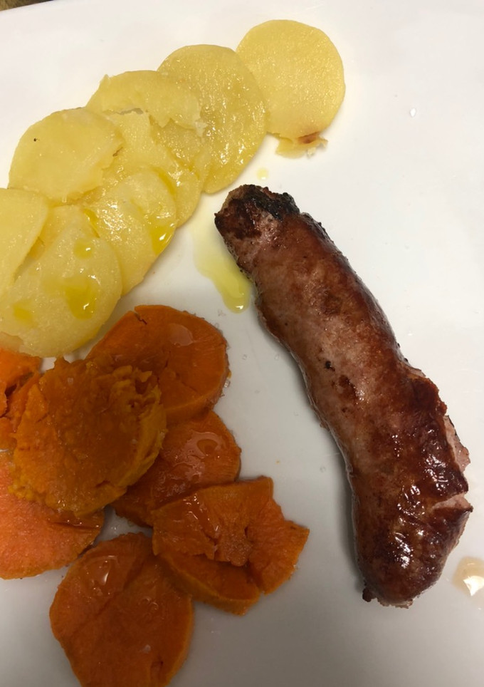 Una foto de Boniatos y patatas al horno con longaniza
