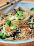 Fideos de arroz con verduras y salsa yakiniku
