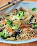 Fideos de arroz con verduras y salsa yakiniku