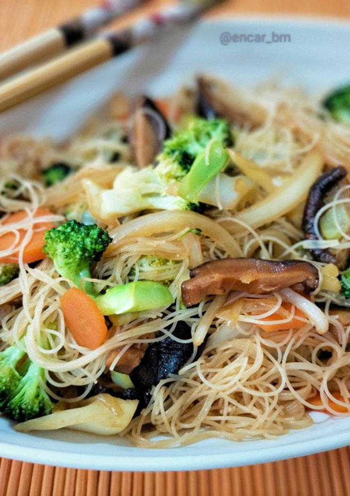 Una foto de Fideos de arroz con verduras y salsa yakiniku