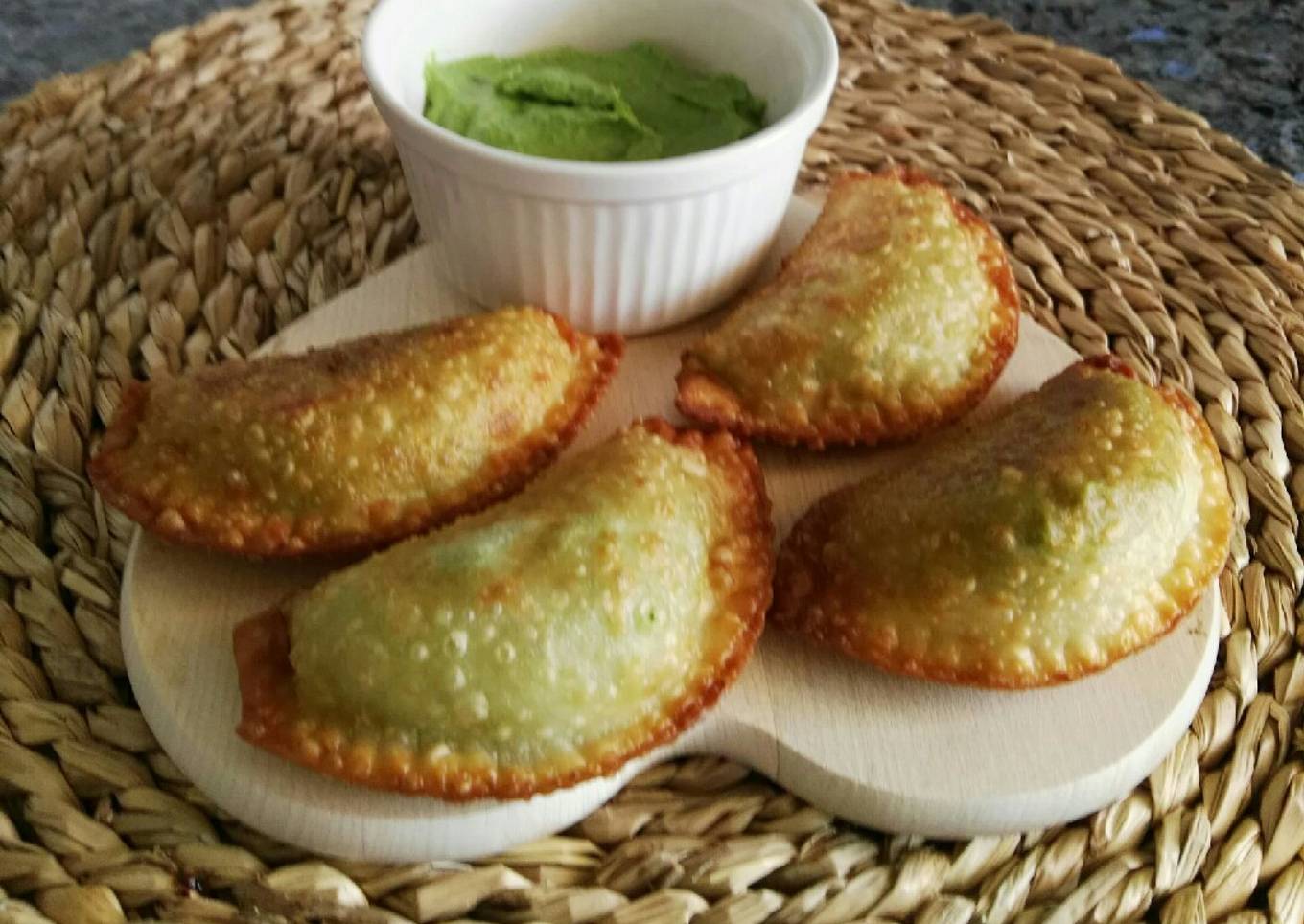 Empanadillas de espinacas, queso crema y aguacate