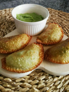 Una foto de Empanadillas de espinacas, queso crema y aguacate
