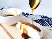 Una foto de cuajada de leche con limón