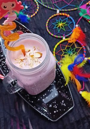 A picture of Strawberry dry fruit shake (fresh strawberry).