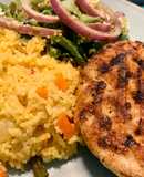 Arroz a la jardinera con hamburguesas de pollo y ensalada 🥗