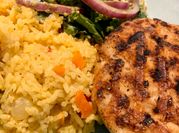 Una foto de pollo con choclo y arroz