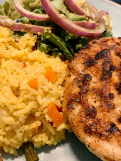 Una foto de Arroz a la jardinera con hamburguesas de pollo y ensalada 🥗